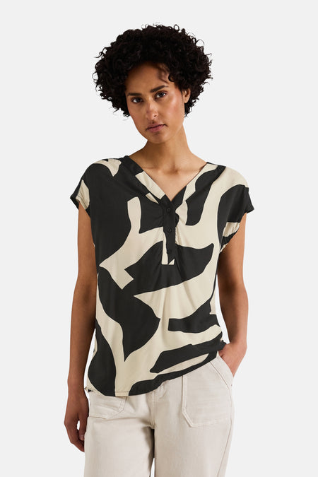 Multikleurig overhemd met korte mouwen van STREET ONE met zwart en beige abstract patroon, V-hals en knoopsluiting.