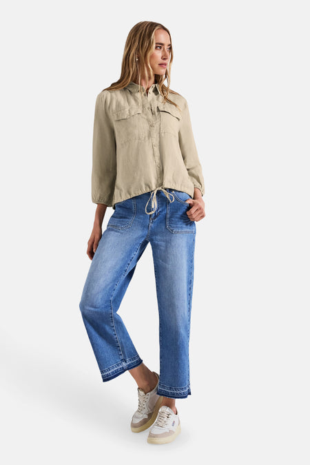 Beige blouse met lange mouwen van Street One, gedragen met een blauwe jeans en beige sneakers.