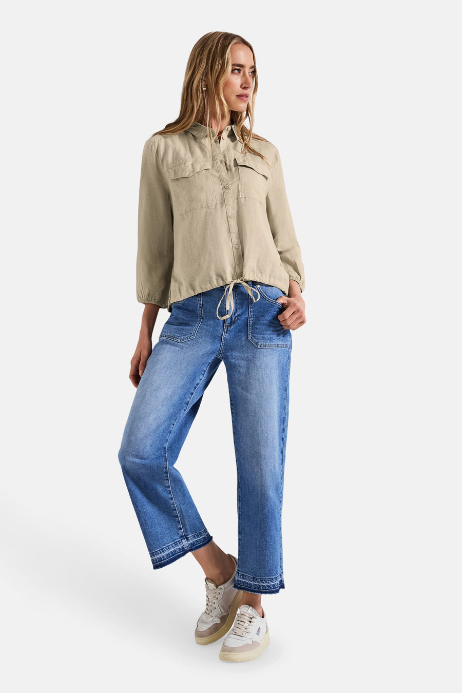 Beige blouse met lange mouwen van Street One, gedragen met een blauwe jeans en beige sneakers.