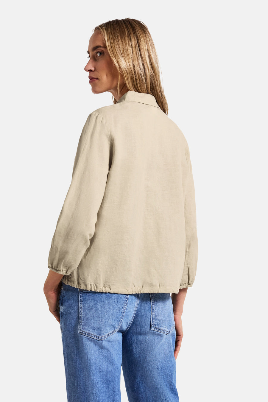 Beige blouse met lange mouwen van STREET ONE, gedragen met een lichtblauwe jeans, achtergezicht.