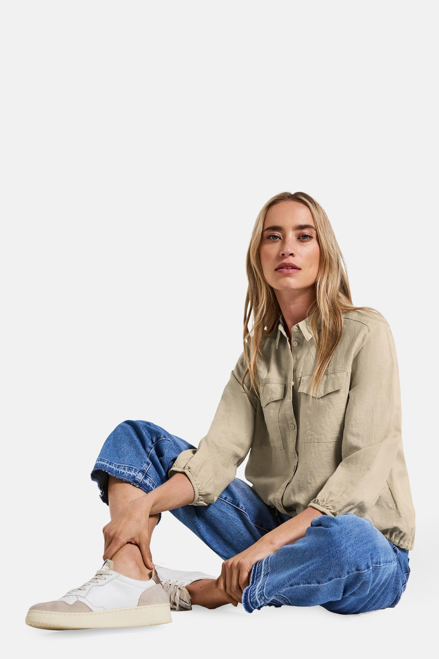 Beige blouse met lange mouwen van STREET ONE, gedragen met een blauwe jeans en witte sneakers.