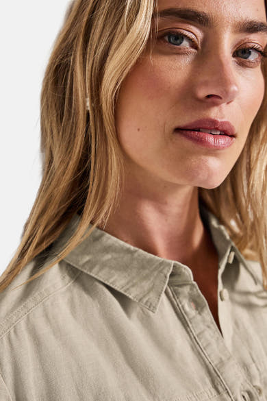 Beige blouse met lange mouwen van STREET ONE, van getextureerde stof, open gedragen.