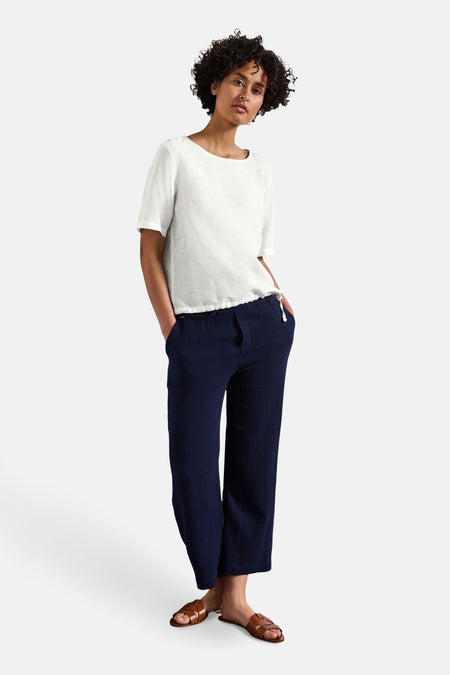 Wit blouse met korte mouwen van STREET ONE, gedragen met een marineblauwe pantalon met textuur en bruine sandalen.
