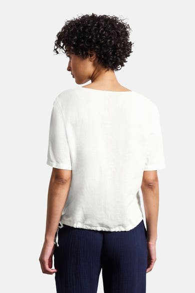 Wit overhemd (korte mouwen) van STREET ONE, met trekkoord in de taille en marineblauwe broek gedragen.
