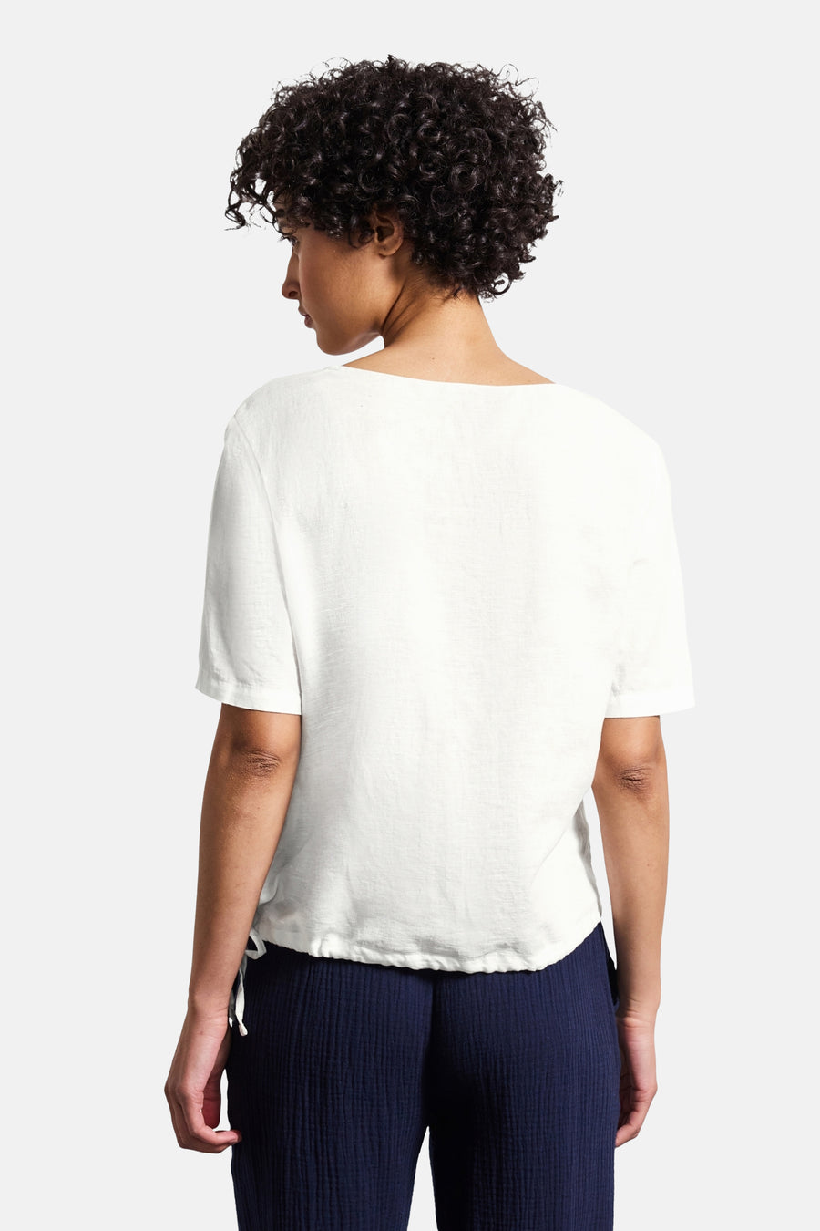 Wit overhemd (korte mouwen) van STREET ONE, met trekkoord in de taille en marineblauwe broek gedragen.