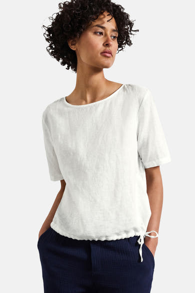 Wit blouse met korte mouwen van Street One, met trekkoord aan de onderkant en marineblauwe broek.