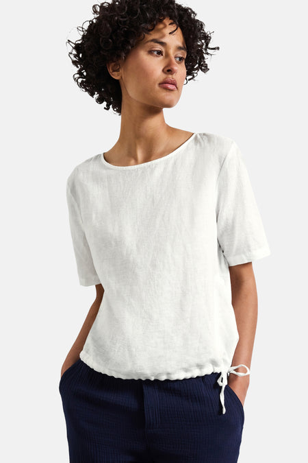 Wit blouse met korte mouwen van Street One, met trekkoord aan de onderkant en marineblauwe broek.