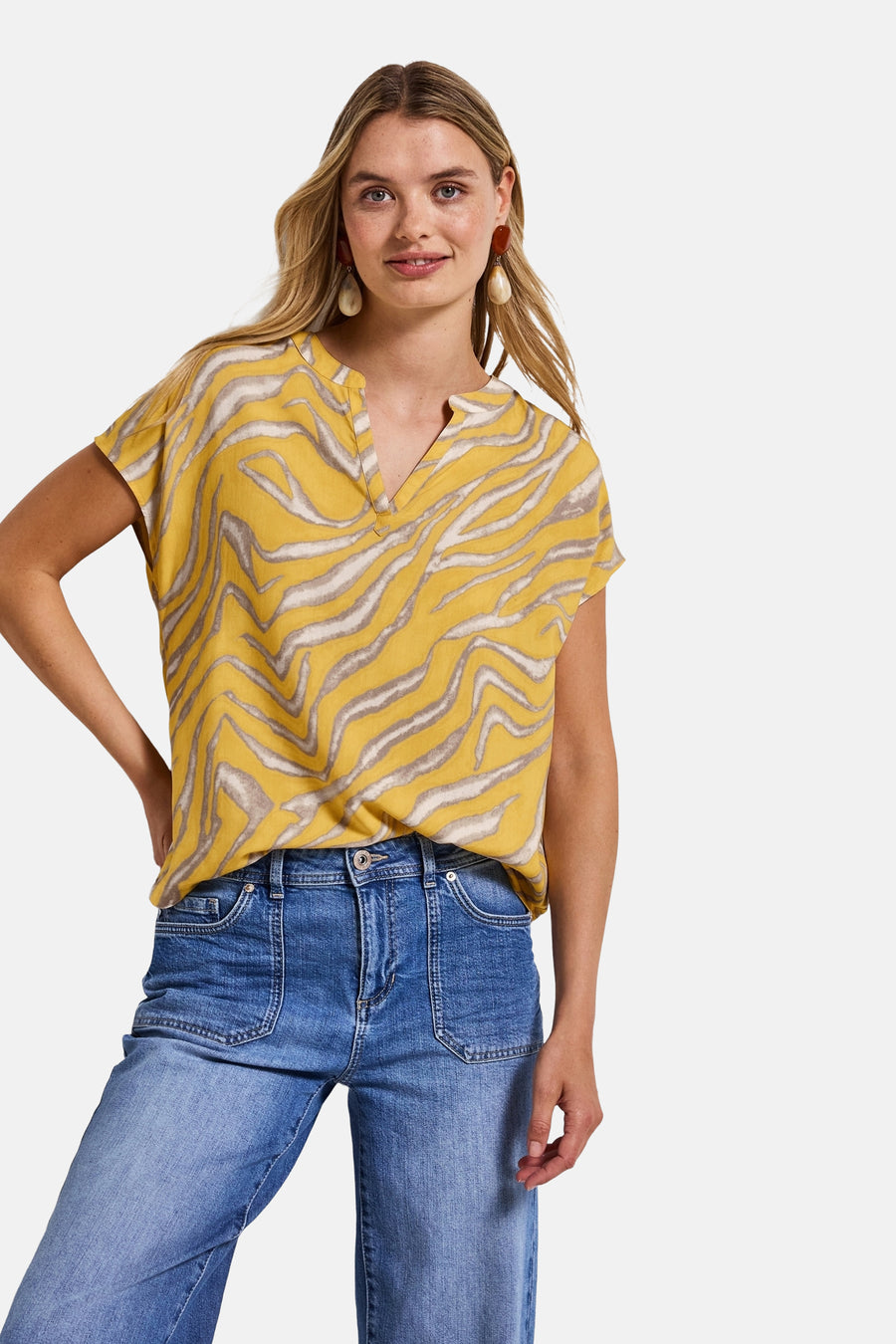 Gedrukt overhemd met korte mouwen in meerdere kleuren van Street One, zebraprint, gedragen met een jeans met hoge taille.