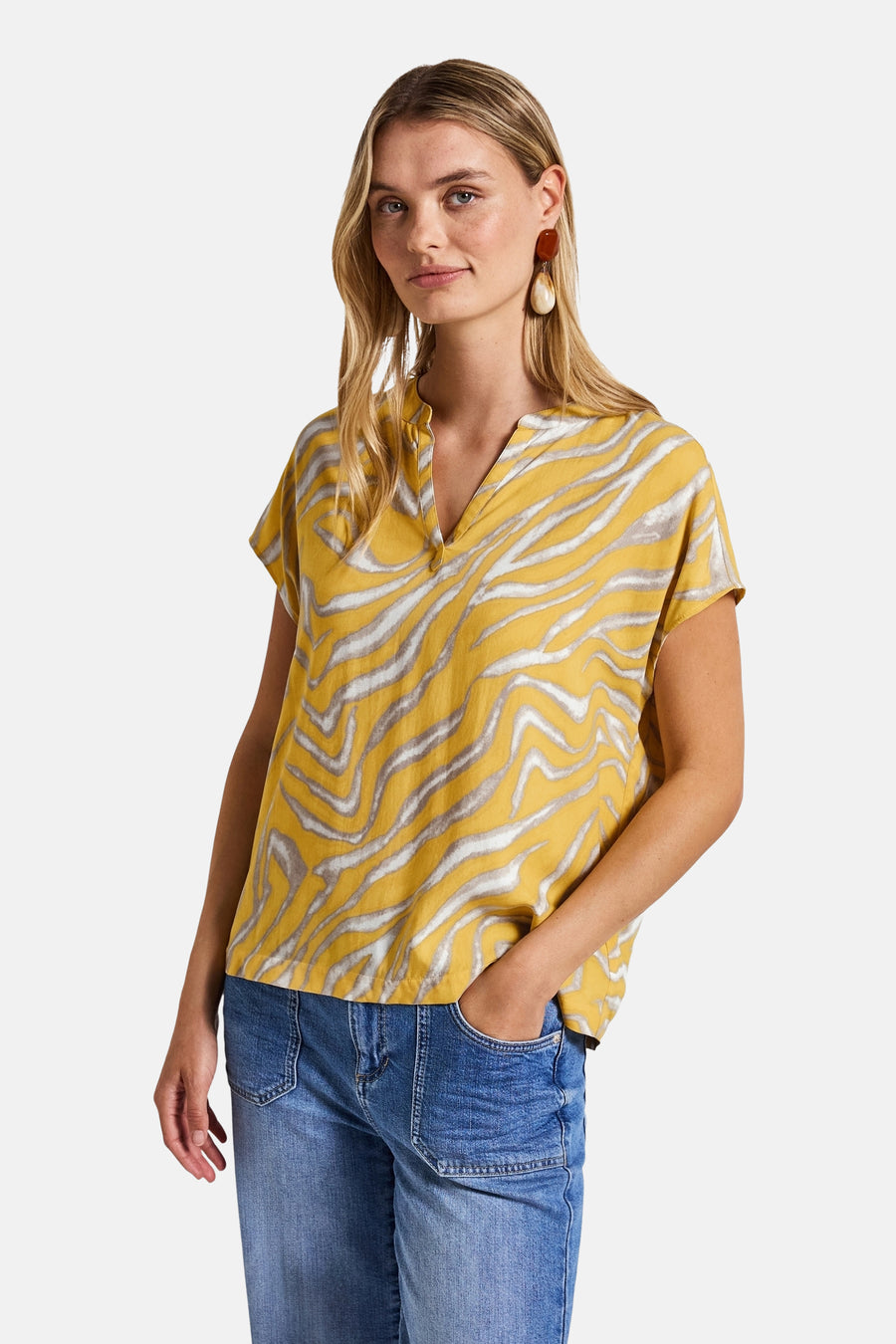 Multikleurig overhemd met korte mouwen van STREET ONE met zebraprint, gedragen met een blauwe jeans.