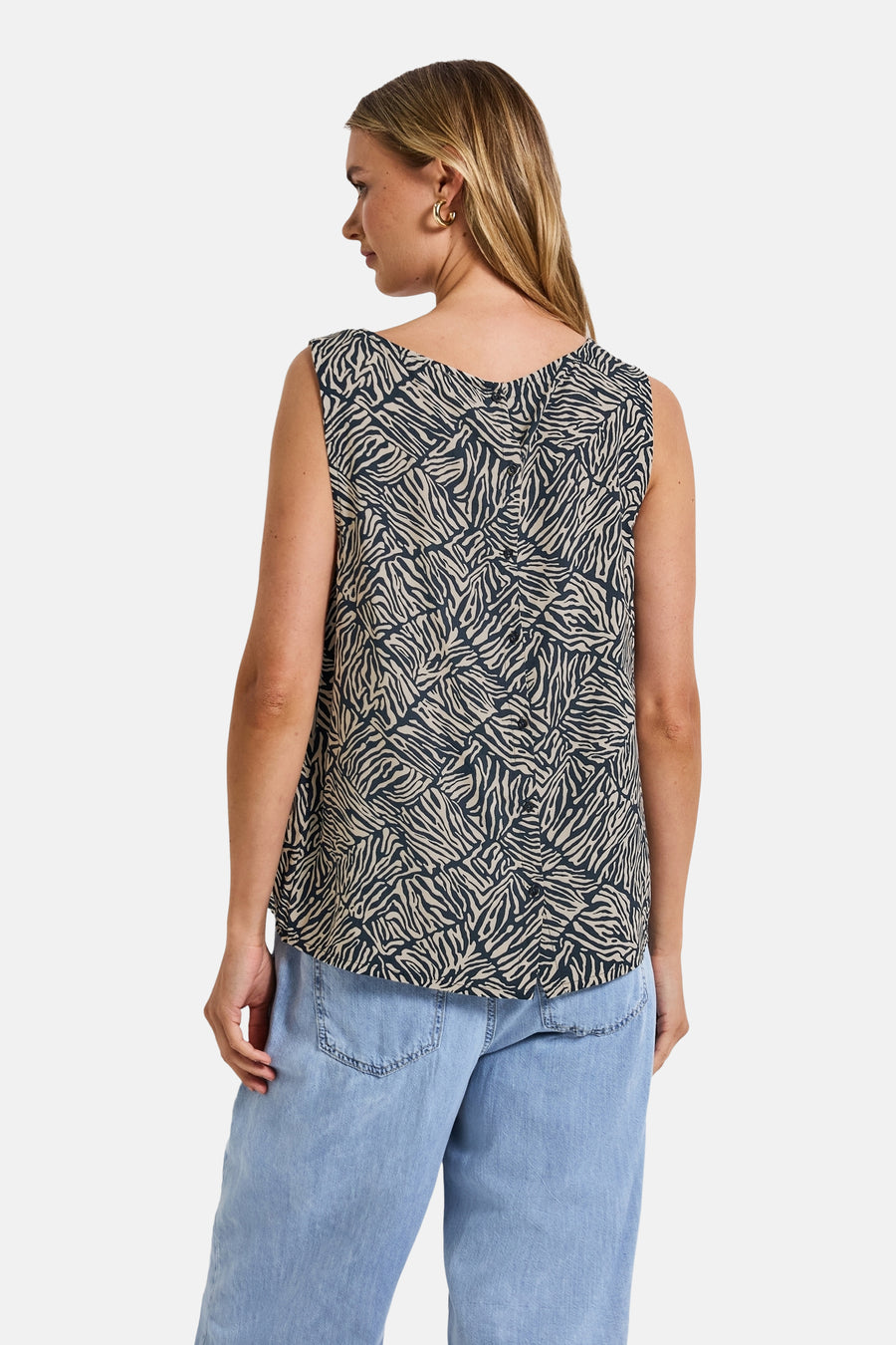 Multikleurig mouwloos topje van STREET ONE met een zebraprint op een lichte stof.