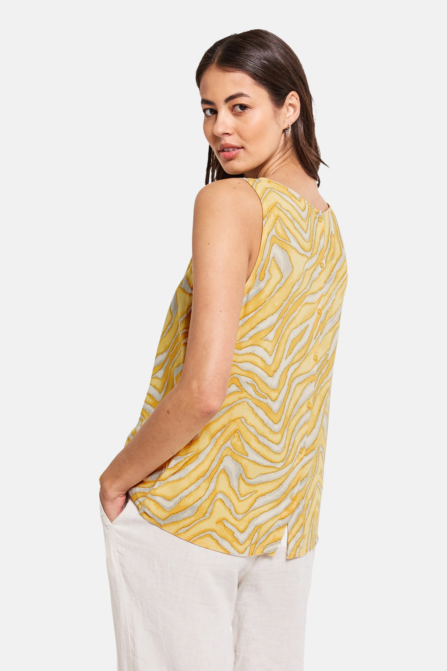 Top sans manches écru by STREET ONE, à motif zébré jaune et blanc, avec boutons au dos.