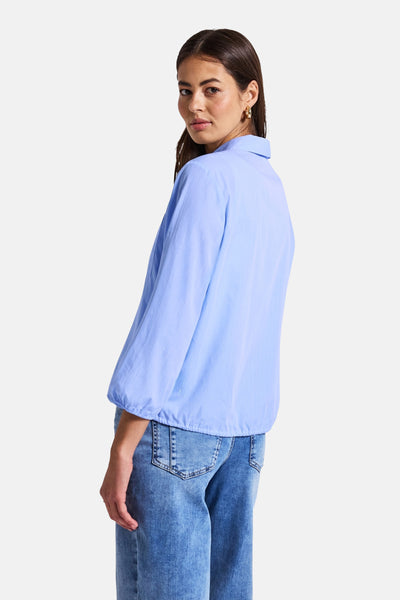 Blauwe blouse met lange mouwen van Street One, gedragen met een spijkerbroek, van achteren zichtbaar.