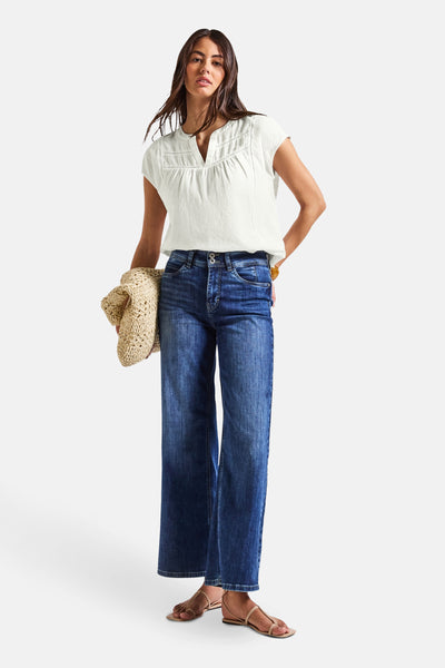Chemisier à manches courtes blanc de Street One avec détails froncés et pantalon bleu.