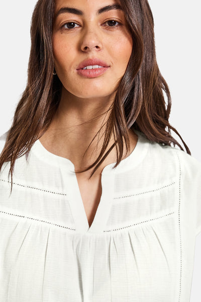 Wit blouse met korte mouwen van Street One, met ajourinzetstuk en V-hals.