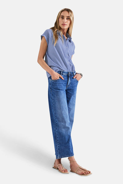 Gestreept overhemd in blauw en wit van Street One, gedragen met een spijkerbroek en sandalen met bandjes.