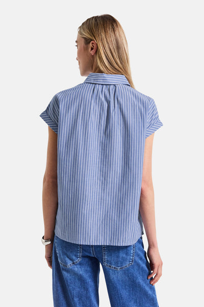 Blouse gestreept blauw en wit van Street One, losse pasvorm met korte mouwen en klassieke kraag.