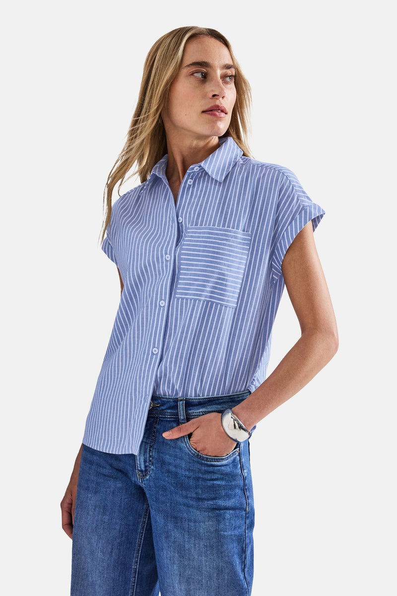 Blouse met korte mouwen in blauw-wit gestreept van Street One, gedragen met een blauwe jeans en een zilveren armband.