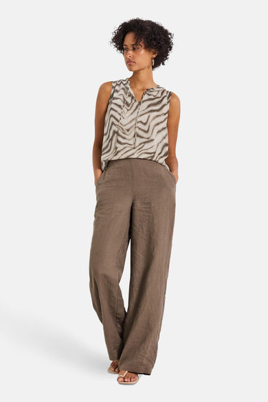 Mouwloos meerkleurig overhemd van Street One met zebraprint, gedragen met een losse bruine broek.