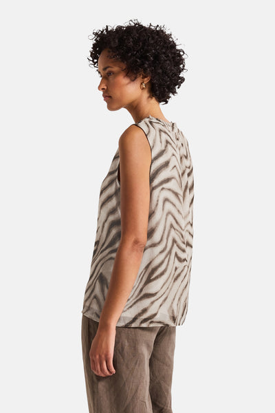 Mouwloos meerkleurig overhemd van STREET ONE, zomerse zebraprint, gedragen met een bruine broek.