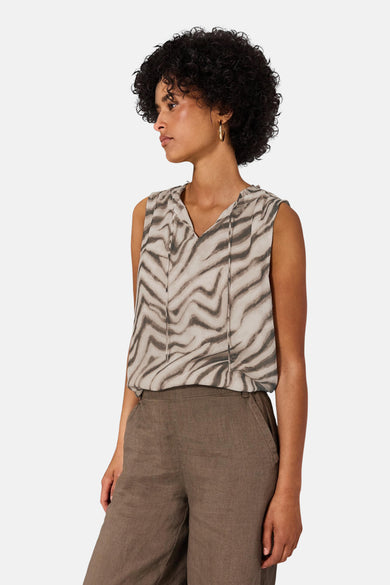 Mouwloos meerkleurig overhemd van Street One, met zebraprint, gedragen met een bruine broek.