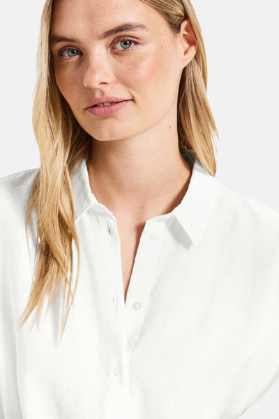 Wit overhemd met lange mouwen van Street One, open gedragen, met een blonde vrouw.