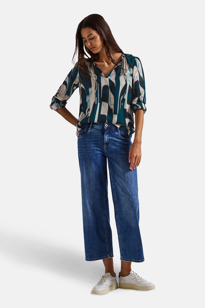 Multikleurig overhemd met lange mouwen van Street One, met abstract patroon, gedragen met een wijde jeans en witte sneakers.