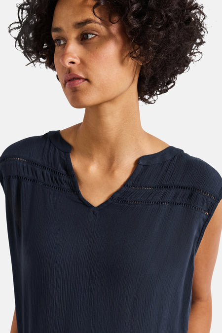 Mouwloos blauw overhemd van STREET ONE met V-hals en uitgesneden details.
