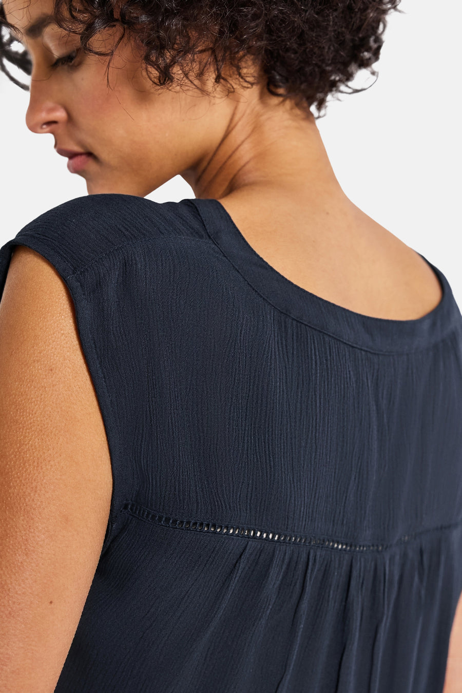 Blauw mouwloos overhemd van Street One, met uitgesneden details en een geplooide textuur.