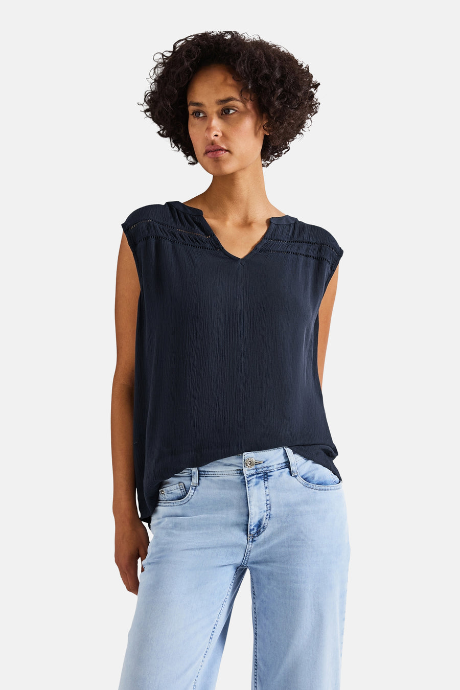 Blouse zonder mouwen van Street One in blauw met crêpetextuur en ajourgeborduurd inzetstuk.