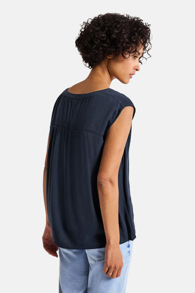 Blauw mouwloos overhemd van Street One, met een geplooide textuur en een ronde hals.