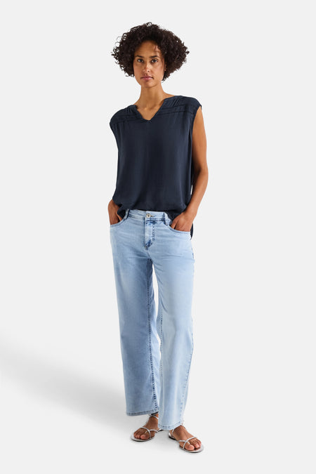 Blauw mouwloos overhemd van STREET ONE, gedragen met een wijde jeans en zilveren sandalen.