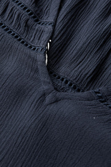 Mouwloos blauw overhemd van STREET ONE met uitgesneden details en een geplooide textuur.