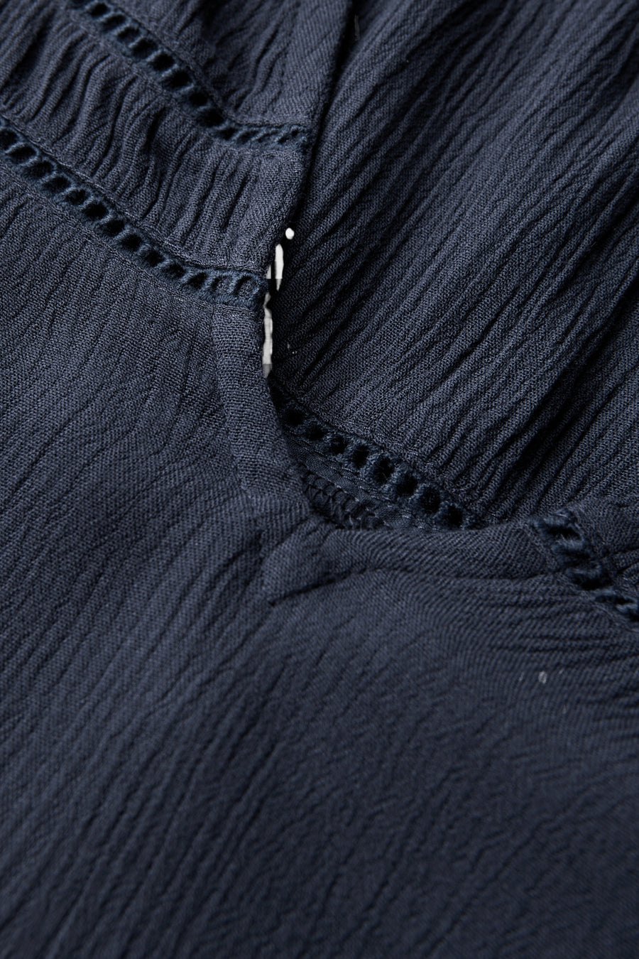 Mouwloos blauw overhemd van STREET ONE met uitgesneden details en een geplooide textuur.
