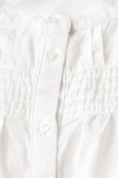 Chemisier blanc à manches longues de Street One, avec détails plissés et fermeture boutonnée.