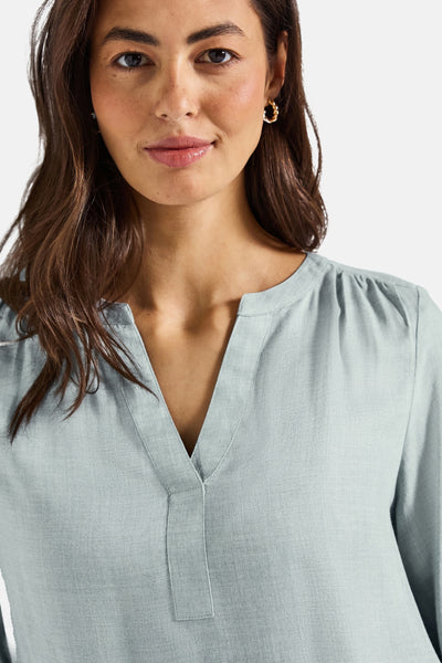 Blauwe blouse met lange mouwen van Street One, met een V-hals en een subtiele textuur.