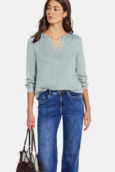 Blouse met lange mouwen blauw van Street One, gedragen met een spijkerbroek blauw en een tas.