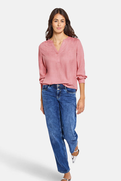 Koraalkleurig overhemd (lange mouwen) van STREET ONE gedragen met een blauwe jeans en zilveren muiltjes.