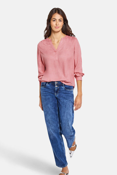 Koraalkleurig overhemd (lange mouwen) van STREET ONE gedragen met een blauwe jeans en zilveren muiltjes.