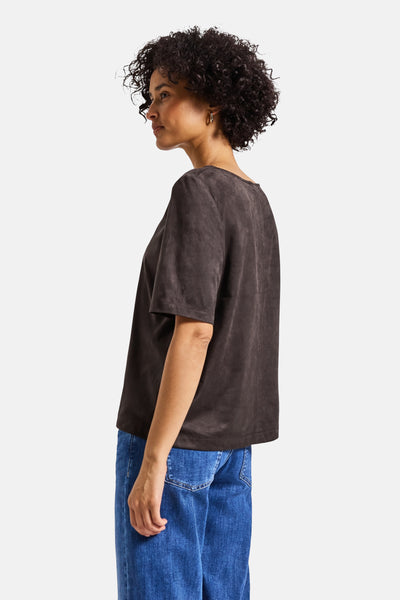 Bruine blouse met korte mouwen van STREET ONE, gedragen met een wijde blauwe jeans.