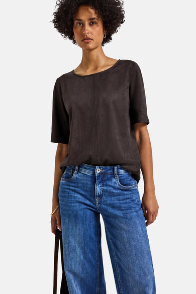 Bruine blouse met korte mouwen van STREET ONE, gedragen met een blauwe jeans en een gouden armband.