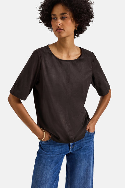 Bruine blouse met korte mouwen van STREET ONE, gedragen met een blauwe jeans en een gouden armband.