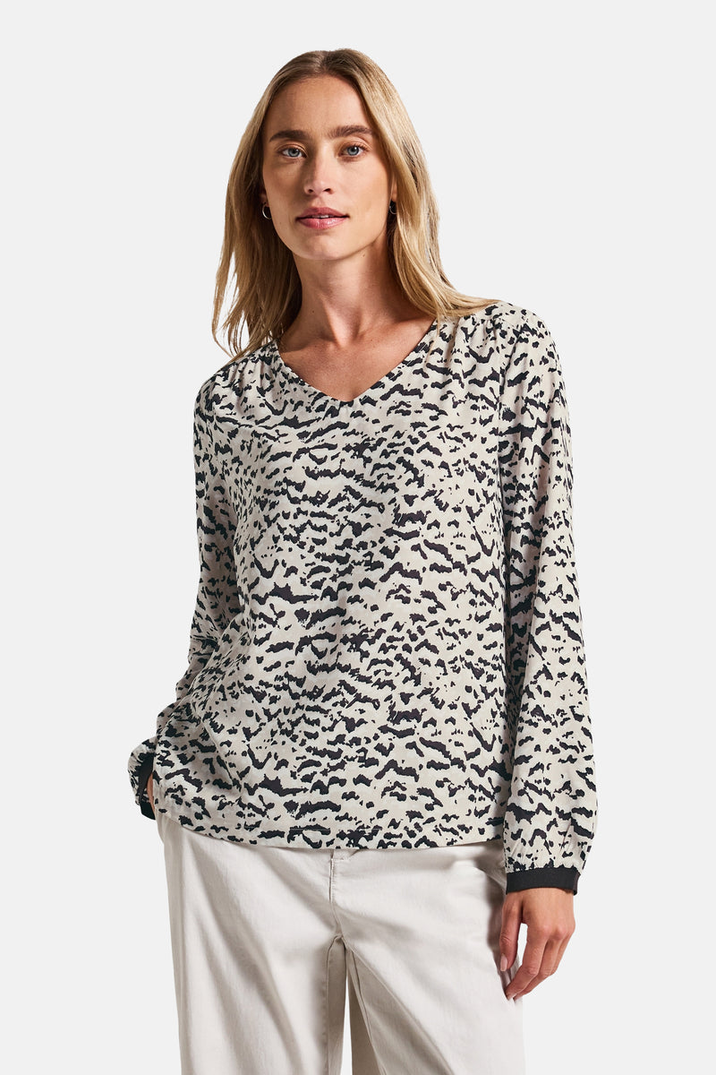 Multikleurige blouse met lange mouwen van STREET ONE, zwart-beige abstracte print, gedragen met een witte broek.