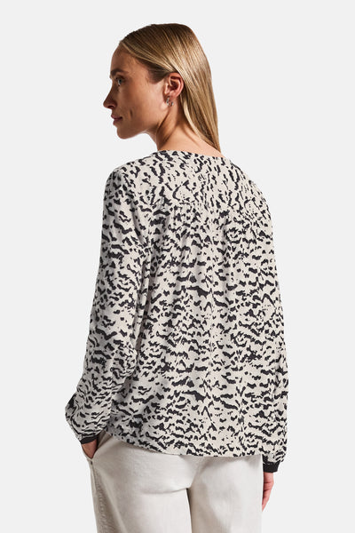 Multikleuren luipaardprint blouse met lange mouwen van STREET ONE, gedragen met een lichte broek.