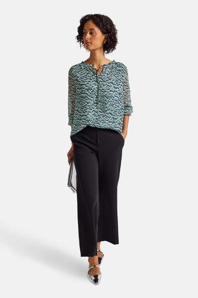 Multikleuren blouse met lange mouwen van STREET ONE, met abstract patroon, gedragen met een zwarte broek en zilveren schoenen.