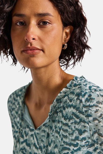 Multikleurige blouse (lange mouwen) van Street One, met een subtiel abstract patroon en een delicate ruchekraag.