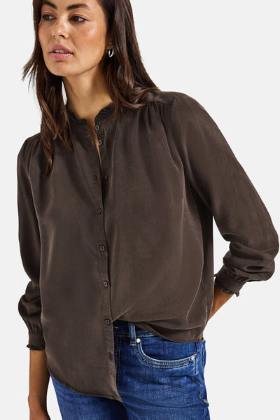 Bruine blouse met lange mouwen van Street One, gedragen met een spijkerbroek, met geplooide details