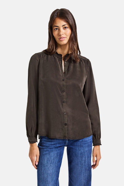 Bruine blouse met lange mouwen van Street One, met knoopsluiting en gedragen met een blauwe jeans.