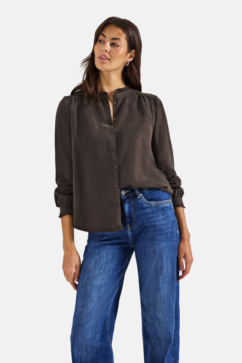 Bruine blouse met lange mouwen van Street One, gedragen met een blauwe jeans, opstaande gerimpelde kraag en gerimpelde mouwen.