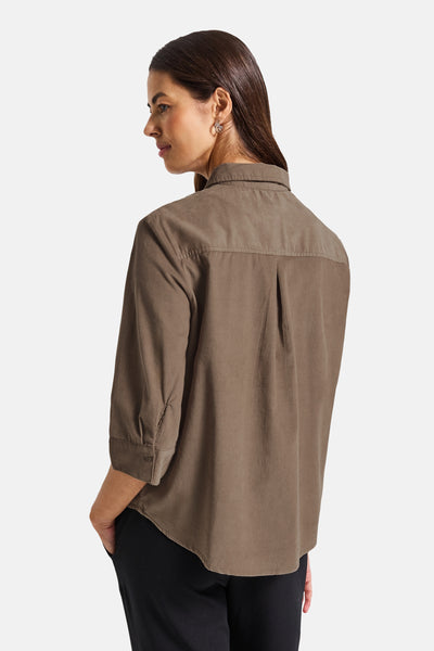 Chemisier beige à manches longues de STREET ONE, avec pli creux au dos, porté avec un pantalon noir.