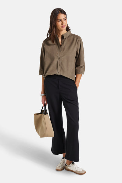 Beige blouse met lange mouwen, van Street One, gedragen met een zwarte broek en sportschoenen.